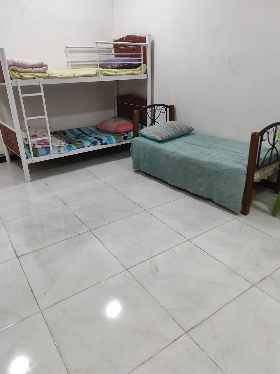 بيت للبيع 130متر يتكون من غرفتين 4في5مساحه كل غرفه وصاله 4في8 ومطبخ4في5 وصحيات داخليه و خارجيه ومنور وكراج يبعد عن الشارع 100متر بناء جديد النواقص أرضية الطارمه وأرضية المطبخ ومواد البناء موجوده السعر 45وبي مجال رقم الموبايل *********** العنوان الفرات الزراعي طريق سنيه سياحي قرب حسينية مسلم ابن عقيل
