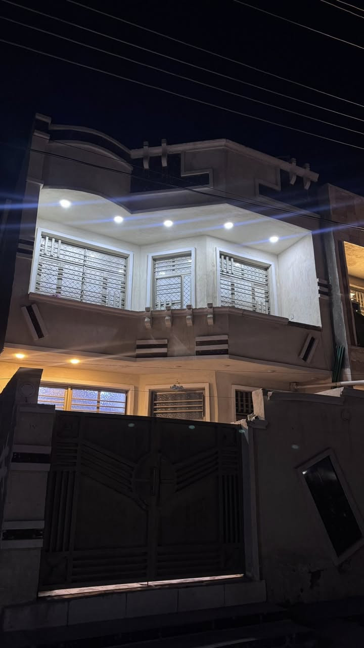 بسم الله الرحمن الرحيم 
دار للبيع في منطقه الدوره العدل الاولى مقابل صيدليه السنبله مساحه ١٠٠ متر سند ٢٥ يحتوي صحيات خارجيه الطابق الاول على غرفه ومطبخ واستقبال وحولي عدد ٢ وصحيات الطابق الثاني يحتوي على غرفتين وصحيات الطابق الثاث يحتوي على غرفه واحده  للاستفسار الاتصال على الرقم *********** بسعر مناسب
