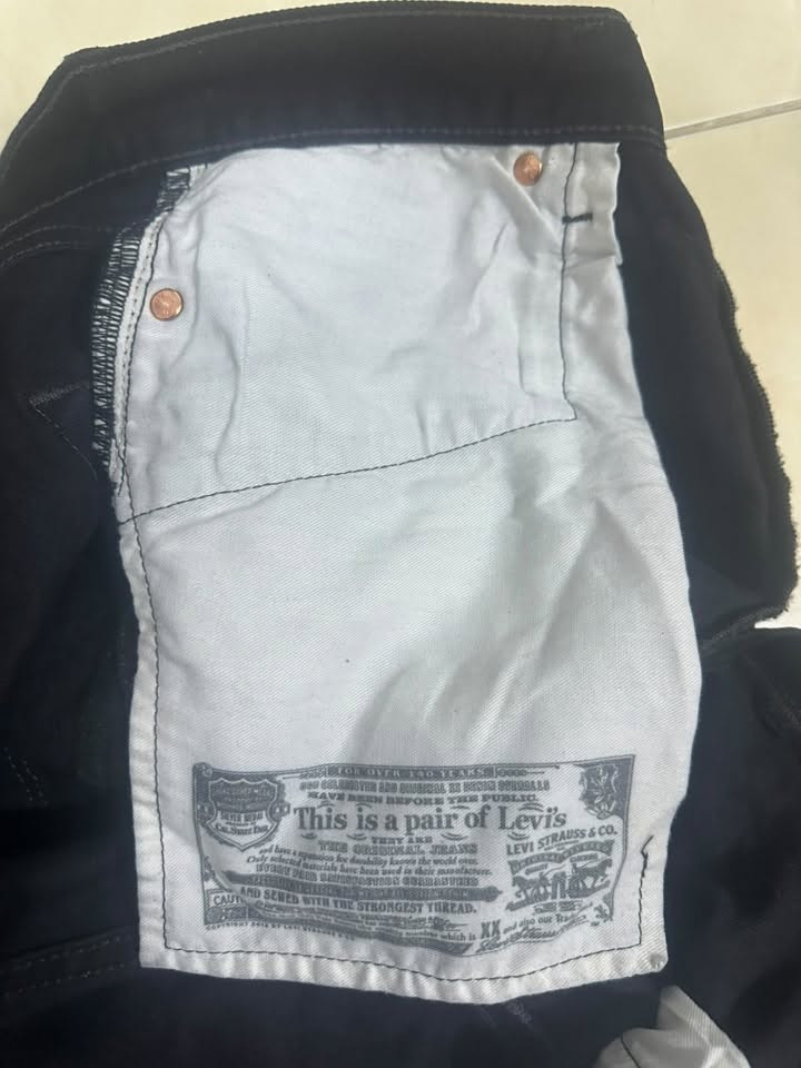 السلام عليكم بنطلون levis 501 اصلي كمر 36 ويلبس 35 اخذتة جديد قبل فترة وما اجة على قياسي ابيعة ب45 وعندي توصيل لكل المحافظات للتواصل واتساب *********** او علقلي اني اراسلك
