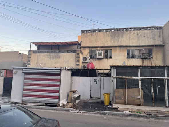 للبيع دار قديم تفليش يعتبر ارض ( ورثه وكل امورهم جاهزه) المساحه ٣٢٤ متر الواجهه ١٨ والنزال ١٨ يباع كامل او تقطيع حسب الطلب 
الموقع شارع فلسطين محله ٥٠٢ العقاري الفرع نافذ بين شارع الخيمه وبين ساحة الصدرين 
للاتصال او مراسلة الصفحه *********** او *********** (شركة الخيمه للعقار &بيع &شراء& ايجار& بناء &ترميم &تعقيب معاملات )
