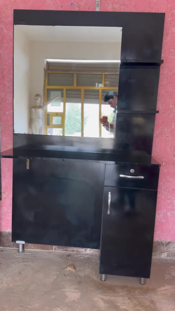 سلام عليكم ميز حلاقه عدد2لون اسود نضيفات سعره175وبيه مجال بسيط رمادي سجاريه***********
