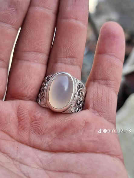 عقيق يماني ابيضّ قديم جراخه قديمه 

صياغه الأستاذ طالب ابو مشتاق مختوم ابو مشتاق

قياس الخاتم 24 

المكان / جميله خير الله قرب محكمة مضفر 

السعر 200$ قفل من الأخير بدون عمله

***********
