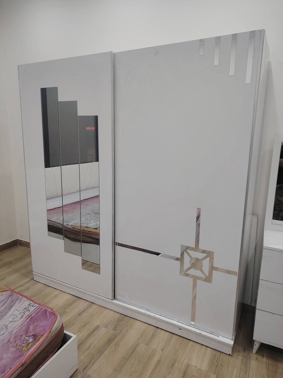 سلام عليكم خوان
عرفه خمس قطع 
مكان زعفرانيه 
سعر 225
رقم ***********
