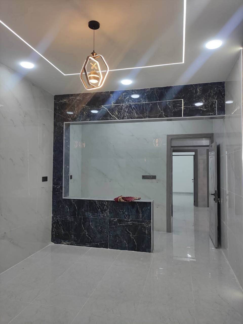 الدار لبيع في حي الملايين الوله قرب جامع الصواف المساحة ١٥٠متر واجهه ٧ ونص طابقين غرف نوم عدد ٥ واستقبال ومطبخ وهول وصحيات لاستفسار الاتصال على الرقم *********** *********** *********** اومرجعت مكتب انوار الموصل للعقار
