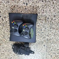 اكس بوكس 360 سلم  النظافه كدامكم  مع 2 يدات وايرليس اصليات ومحوله اصلي...