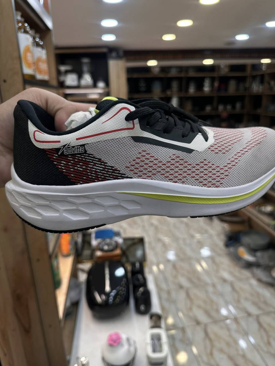 احدث الموديلات من تصفيات اوربيه متوفره جميع القياسات من قياس 40 الى 46
• العلامة التجارية: Actvitta (أكتفيتا).
 الجزء العلوي (Upper): مصنوع من نسيج شبكي (Mesh) يسمح بمرور الهواء، مما يجعله مناسباً للمشي لفترات طويلة أو الجري الخفيف لأنه يقلل من تعرق القدم.
• النعل (Sole): نعل أبيض سميك بتقنية Actvmax، وهو مصمم لامتصاص الصدمات وتوفير مرونة عالية أثناء الحركة.
• بلد المنشأ: البرازيل
المميزات الأساسية:
• خفة الوزن: أحذية أكتفيتا مشهورة جداً بأنها خفيفة الوزن للغاية، مما يقلل من إجهاد القدمين.
• التبطين الداخلي: يحتوي الحذاء عادةً على وسادة قدم (Insole) مريحة جداً تدعم قوس القدم.
• الاستخدام: مثالي للمشي الرياضي، الذهاب للنادي (الجيم)، أو كحذاء مريح للعمل الذي يتطلب الوقوف طويلاً.
الموقع الاعظمية راس الحواش


**إذا كنت صاحب هذا الإعلان وتريد حذفه لأي سبب، رجاءا أرسل رسالة إلى الدعم الفني**