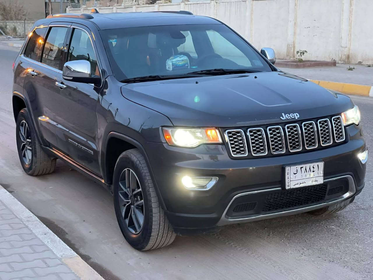 جيب كراند شيروكي لمتد 2019 مراوس بتيلورايد او بلسايد
وارد امريكي🇺🇲 

محرك V6 3600✅

مقاعد جلد ✅

كشنات كهرباء ✅

تدفئة مقاعد وستيرن♨️✅

مري تعتيم ذاتي ✅

صندوق كهربائي شفط ✅

نظام نقطة عمياء ✅

حساسات خلفية ✅

كامرة خلفية بلادية ✅

شاشة بلادية✅

فتحة سقف✅

تبريد ثلج قطعتين❄️ ✅

4×4 نظام نزول منحدرات مع ماوس تغيير وضعيات قيادة✅

مود رياضي 🏁✅

مود eco اقتصادي✅ 

اشاير بالمري ✅ 

زجاج بلرايز بلادي كامل ✅

بصمة ابواب+ فتح صندوق+ تشغيل عن بعد✅

اندرويد اوتو  + ابل كار بلي✅

ماشية 130  كيلومتر

سيارة نظيفة جدا استعمال قليل

السعر 230$.بيها مجال

( ***********) 📞
