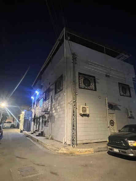 سلام عليكم 
بناية للبيع في نواب الضباط ركن عله شارعين يم مدارس المنار مساحة بناية 200 متر تحتوي بناية عله شقق كل شقه مساحتهه 100 تحتوي شقه عله غرفتين وصاله وصحيات ومطبخ مع كراج خاص للبناية عرض شارع فرعي 5وشارع ثاني 8 
بناء سنة 21 موقع شركة دور الضباط خلف المنضومة القديمة سعر البيع 650 شركة عقارات تراب البصرة ***********
