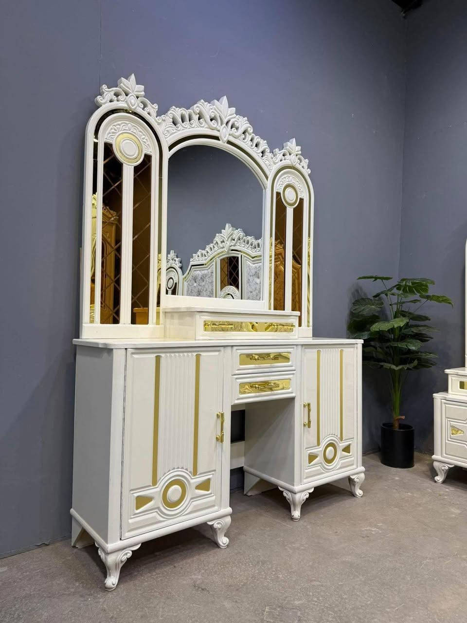 🚨 انطلقت أقوى تخفيضاتنا على موديل الأقواس – فخامة بسعر ولا أروع!
📉 من 2,450,000 دينار عراقي
🔥 إلى 1,950,000 دينار فقط
💥 فرق 500 ألف دينار خلال 6 أيام بس!

✔️ موديل الأقواس – نجارة عراقية 100%
متوفر ضمن وجبة الدرجة الأولى ووجبة الأصباغ (البوية)

✨ تفاصيل الطقم (10 قطع):
• كنتور بطول 330 سم + ملحق 430 سم – ارتفاع 250 سم
• تصنيع داخلي: صاج طبيعي 4 ملم
• وجه الكنتور: MDF سماكة 12 ملم
• الضهر: چرچوبة شد برغي
• القاعدة الأرضية: بلوك صاج
• أبواب نرمادة شريطية
• التقطيع الداخلي: حسب رغبتك
• سكك سلايت – تقطيع بلوك بورد
• الشازون: خزان + طابورية إضافية
• سرير 6 أرجل من بلوك بلاويد
• لون الدوشمة حسب اختيارك
• تصميم فريد بمسكات مختلفة عن باقي الموديلات

🚛 توصيل وتركيب لكافة محافظات العراق بكروه
🛠 صيانة مجانية لمدة سنة كاملة

📍 العنوان: الرمادي التأميم قادسية الاولى
📞 للحجز والاستفسار: ***********

🔹 معرض الجشعمي للأثاث – ثقة محلية بجودة عالية

⏳ الكمية محدودة والعرض ينتهي خلال 6 أيام فقط!
👇 لا تفوّت الفرصة وخلي غرفتك تحچي ذوقك!#الجشعمي
