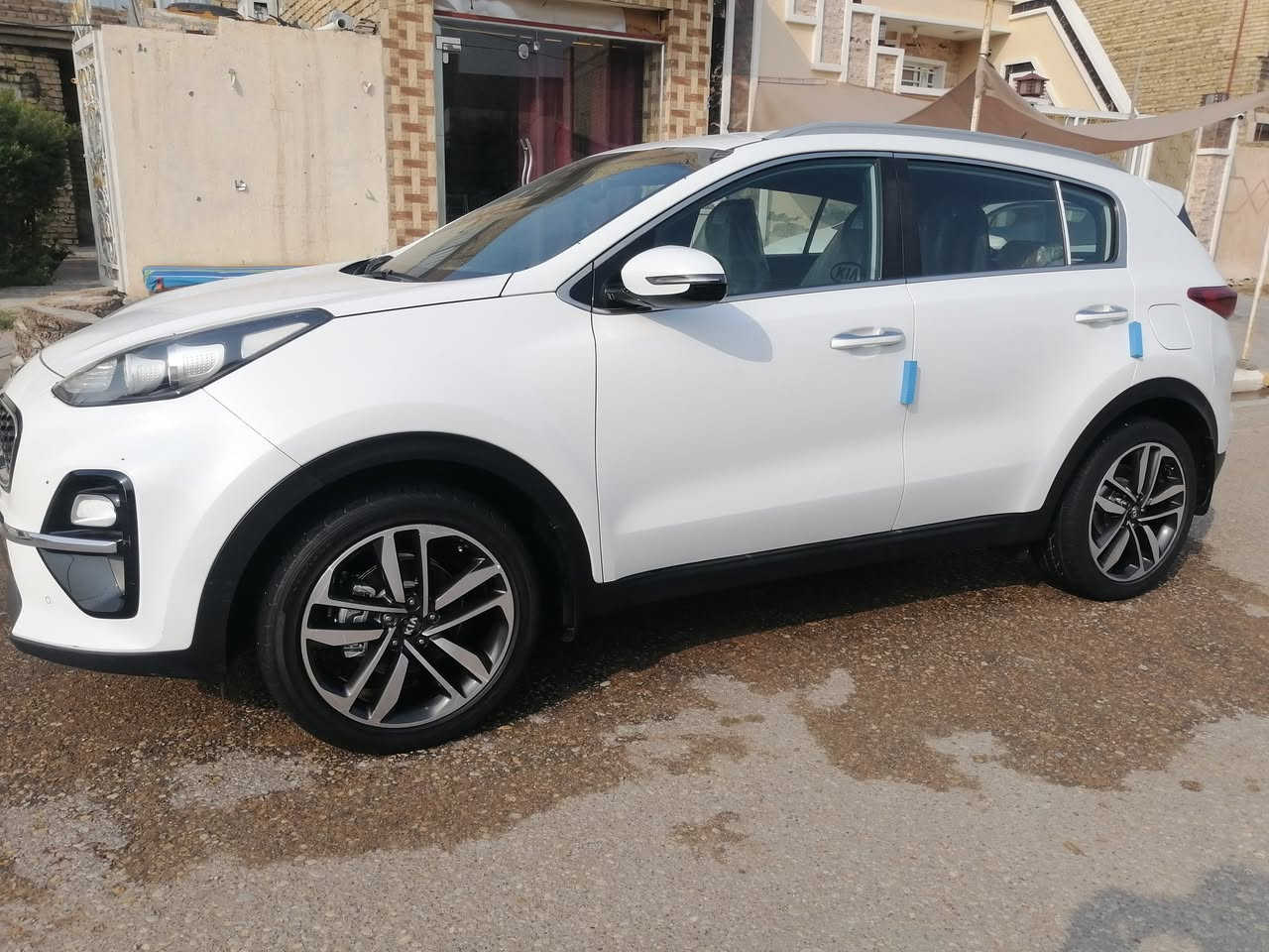 السلام عليكم سبورتج ١٩ شكل ٢٠ خليجي مكفوله رقم بغداد الدولي ماشيه ٥٦ حقيقي سياره جديده معنه الكلمه وجاهزه من كلشي رقم وهزه وسنويه جديده بسمي السعر ٢٠٠ لاستفسار *********** مكانه كوت مركز مدينه
