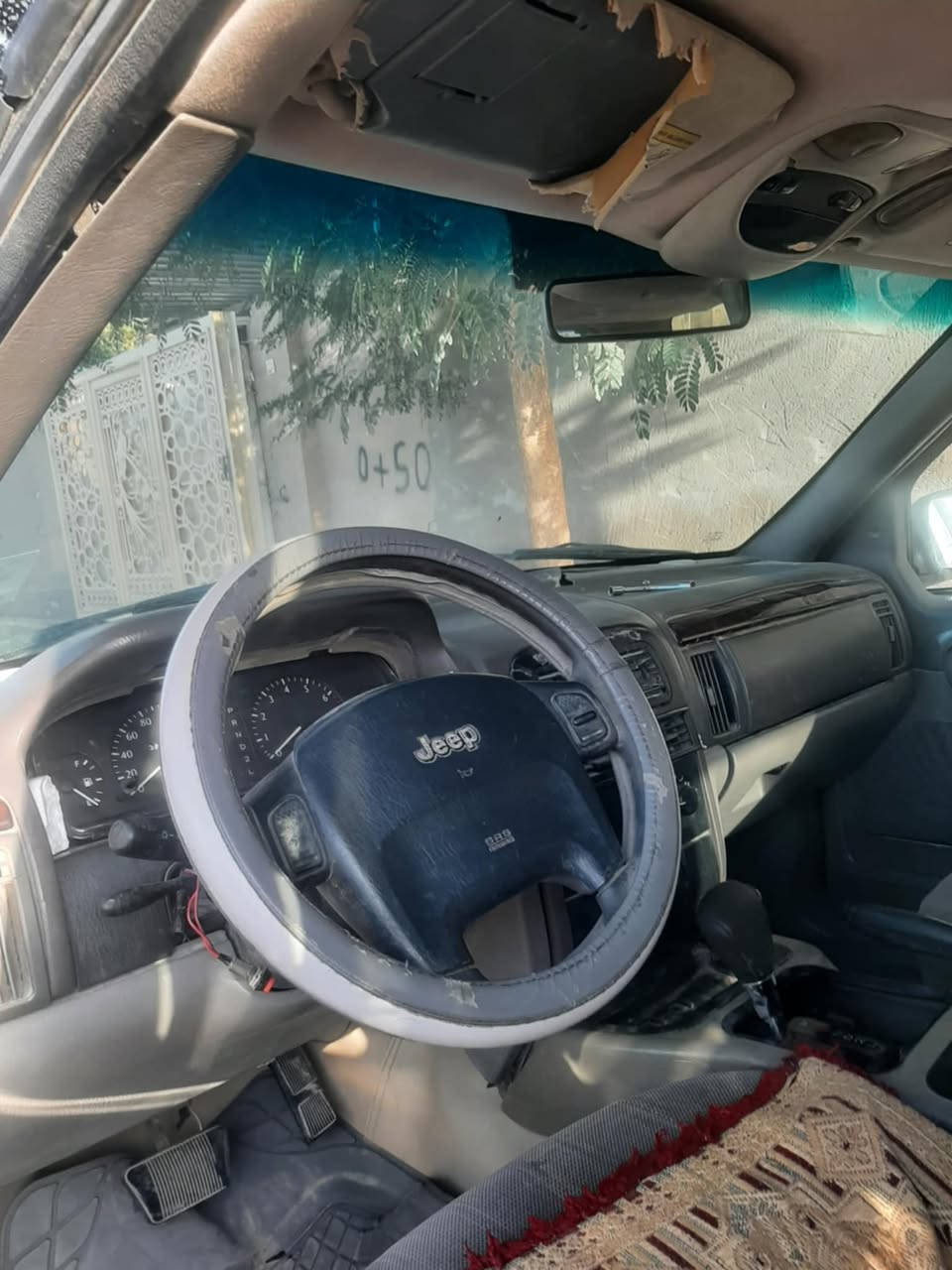 السلام عليكم للبيع جيب شيروكي موديل 2000 محرك ياباني محور بطه 3000 لون فيلي رقم واسط الجديد بأسمي للتواصل خاص او على الرقم ***********
