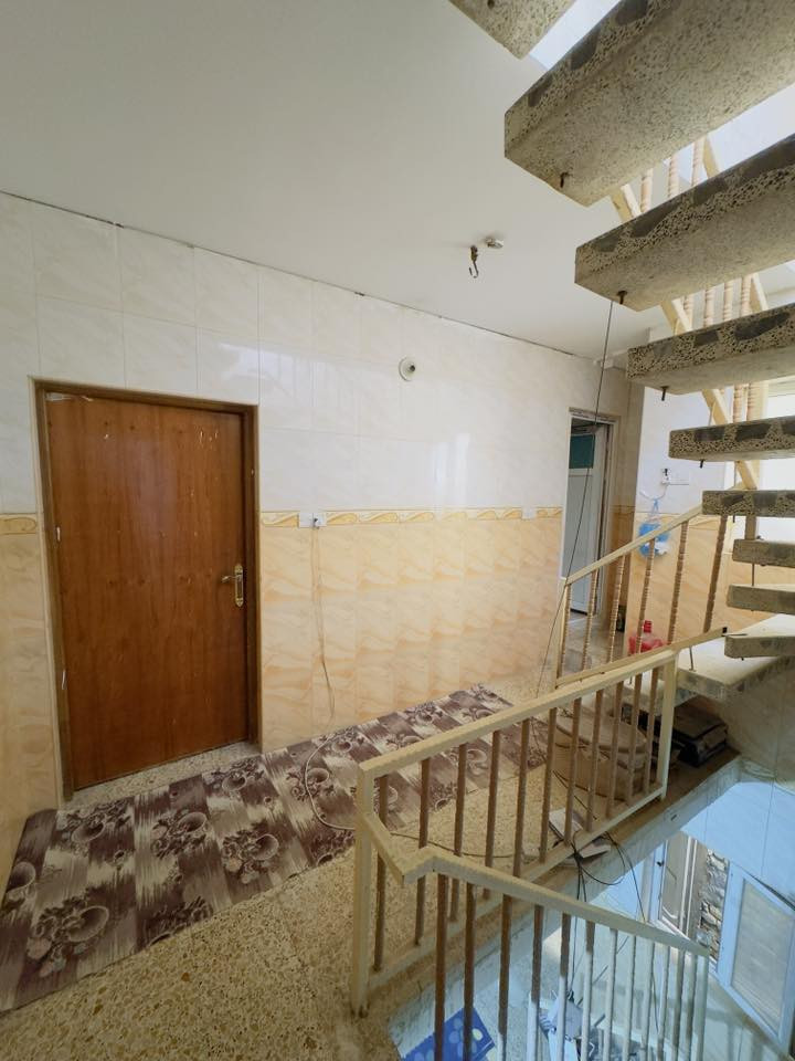 بيت للبيع في حي الوفاء قرب مجسرات الزهراء خلف الشارع الخدمي
يتكون من طابقين 

🔹 الطابق الأول:

* غرفة
* صالة
* استقبال
* مطبخ
* حمام داخلي وحمام خارجي

🔹 الطابق الثاني:

* غرفتين
* صالة
* حمام

موقع ممتاز قريب من الخدمات والأسواق، ومنطقة هادئة وسكنية مرغوبة.
السعر 125 وبي مجال 
للاستفسار ***********

