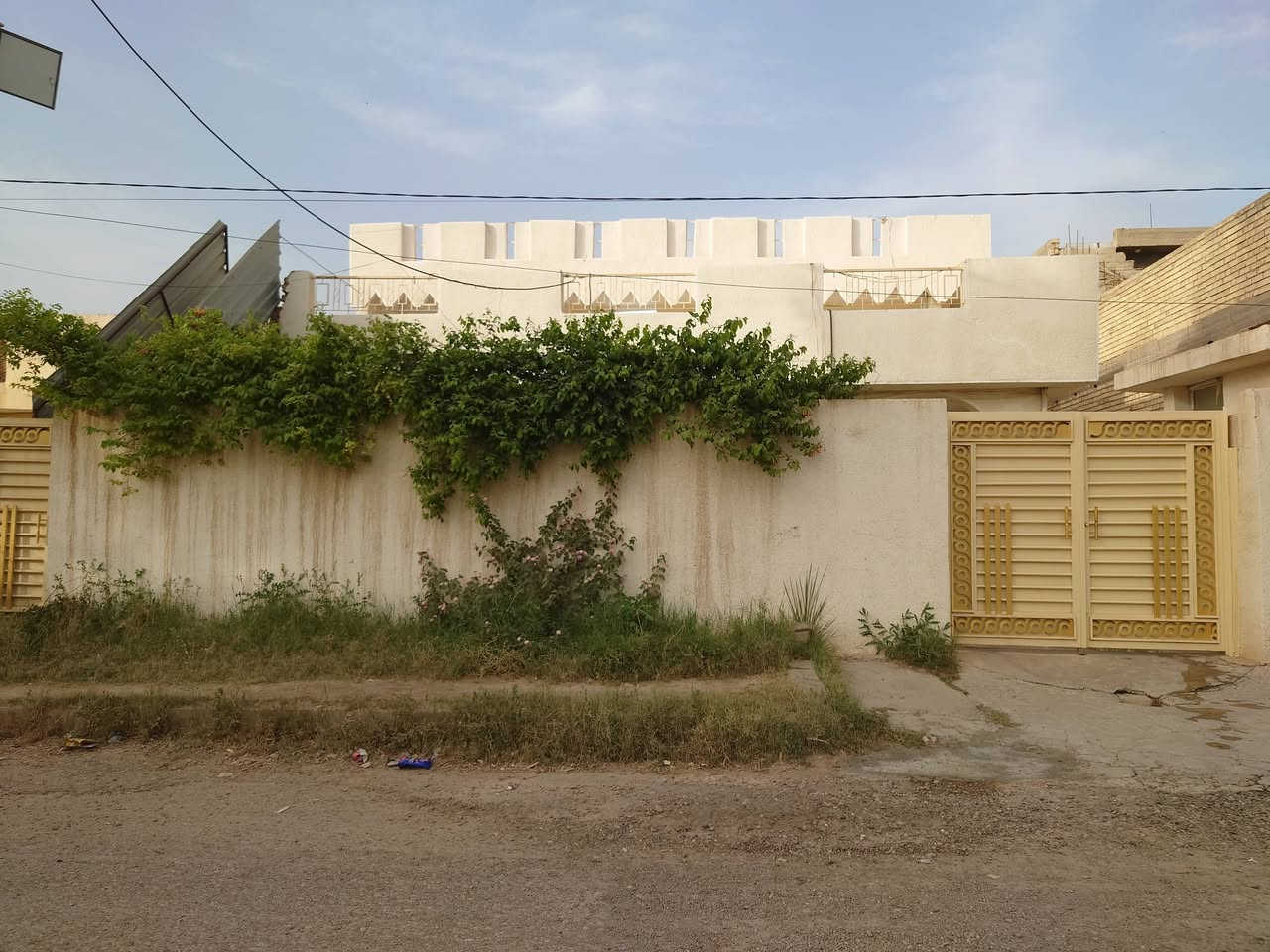 السلام عليكم منزل للبيع طابو صرف 

موقع تجاري // قرب مكتب حزب الدعوه مقابيل معهد دكتور محسن على الشارع الرئيسي 

مواصفات المنزل // المساحه 300 متر بلسند واجهة 15 ونزال 20 كراج (طرمه)  ياخذ سيارتين  مع منور يحيط بلمنزل وحديقة كبيرة استقبال 4×8 وهول 4×5 ومطبخ 4×5  والارضي غرفتين 4×5 بالإضافة الى مساحه درج واسعة وحمام داخلي والطابق الثاني ثلاث غرف نفس الحجم 4×5 مع حمام كبير 

ملاحظة // كل المطلوب ذكرته والسعر على الخاص وفقط الاله نيه بلشراء يتفضل يتصل على الرقم *********** مع احترامي للجميع
