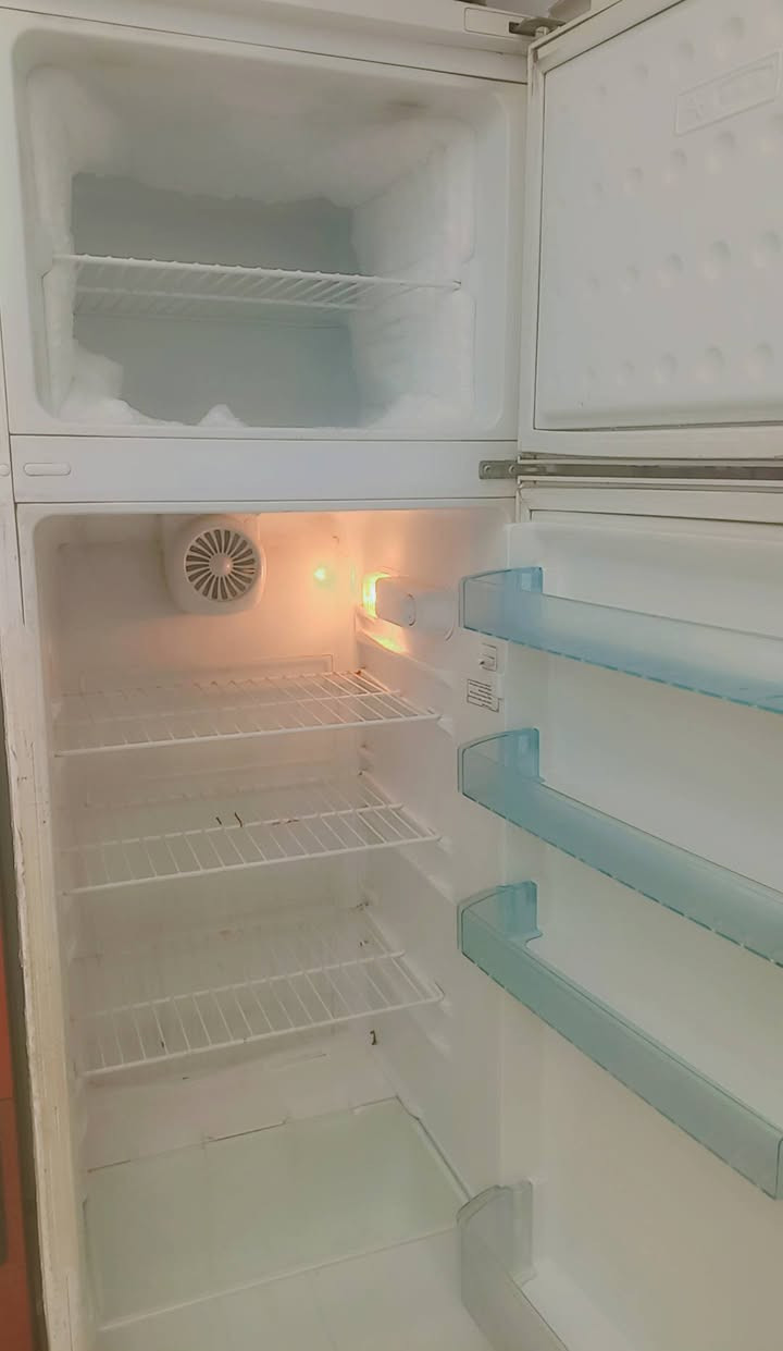 ثلاجه للبيع بسعر مناسب الاستفسار عالرقم ***********
