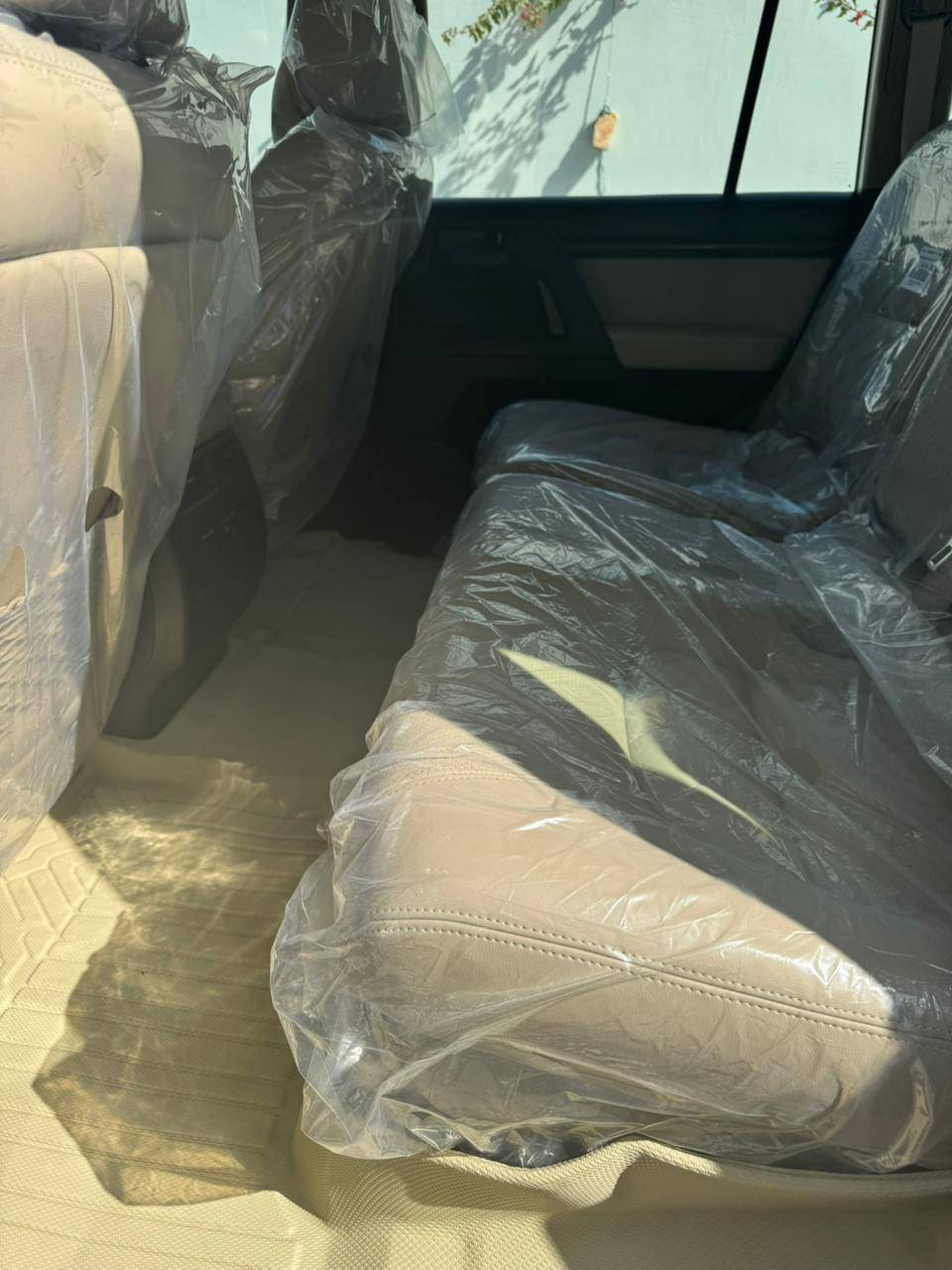 لاندكروزر 2011ستينية ابيض صدفي ماشية 200علية إدامة كاملة سيارة مكفولة عدة هاذ لبسونار تحويل ثاني بسمي السعر 330وبي مجال بسيط ***********
