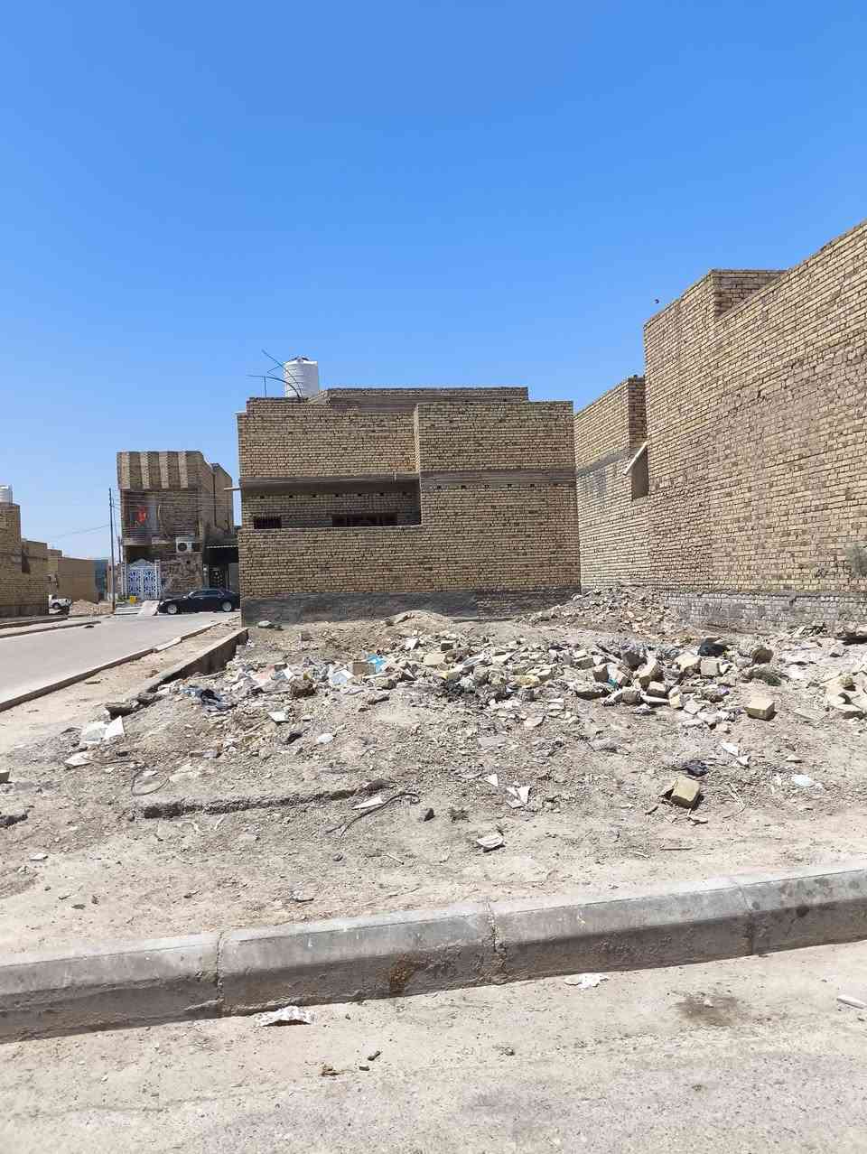 بيت هيكل مساحه 200 م يحتوي ع غرفتين نوم وصاله مفتوحه مع ستقبال مع مطبخ مع حمامات مع صحيات ماسس ماء ومجاري نقص البيت سيراميك ومخمر قرب شارع 20 نهاوند 3 البيت ركن.....***********
