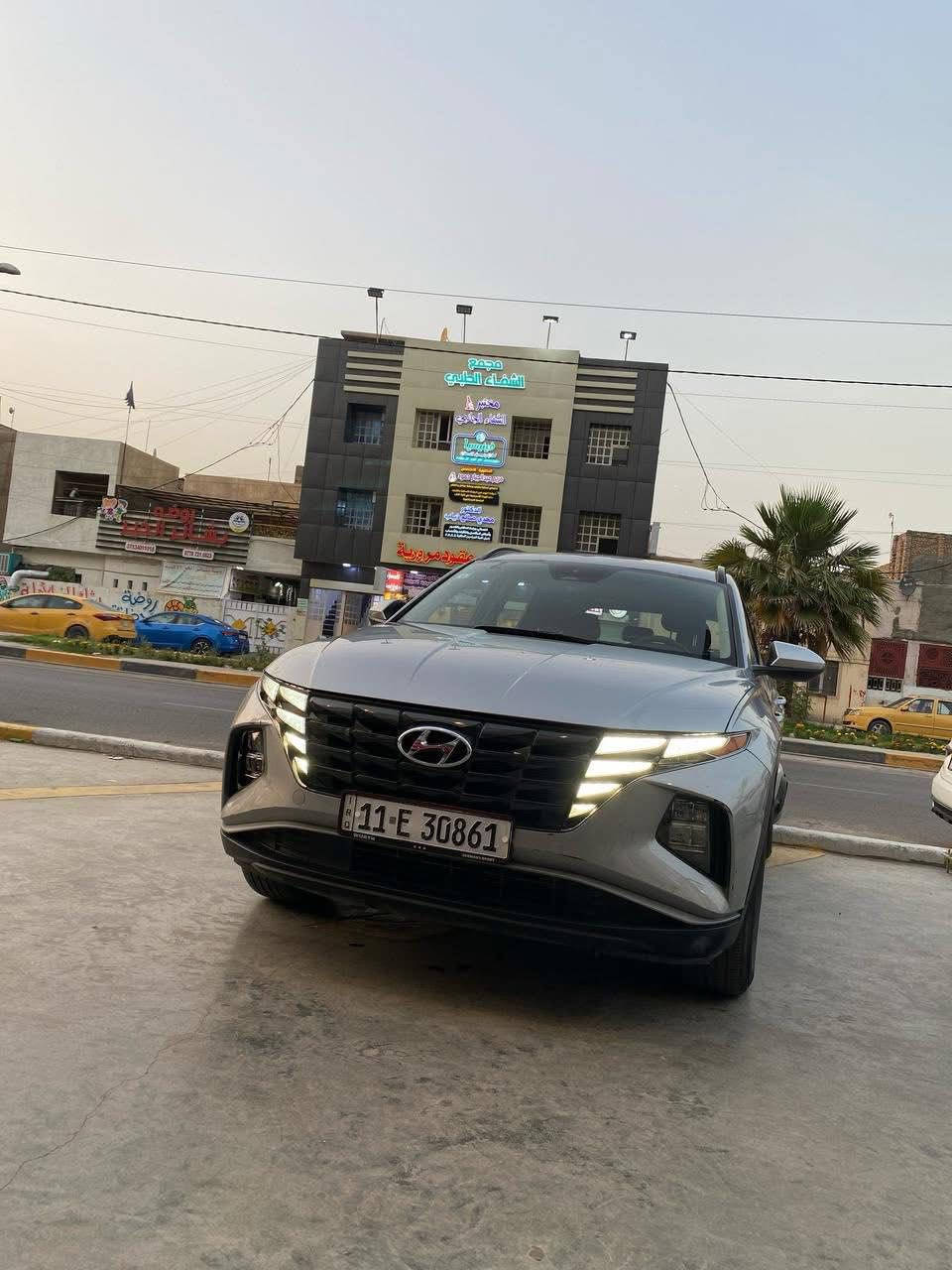 السلام عليكم توسان المده المده فقط حادث بيبان اثنين ونص جاملغ
المواصفات
تبريد لمس 
تبريد قطعتين  
شاشة كبيرة 
كامرة دوارة
اشاير بالمري
بصمة صندوك
ترحيب عند الاقتراب
دخول ذكي 
سايد بريك بصمة
محرك 2500 
اوتو هولد 
رادار امامي
رادار خلفي
رادار جانبي
تدفئة كشنات
تدفئة ستيرن
ويل كب 
تحديد مسار
قيادة ذاتية
توقف ذاتي 
تنبيه عند مغادرة المسار
كروس سرعة
وضعيات قيادة
لايتات زنون
نزول منحدرات
صندوق ذكي
وبعد هواي مواصفات بيها

سيارة جاهزة وكاملة بدون نقص
مكاني بغداد الحريه***********7 وتساب مفتوح
