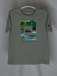 تشيرت  (QUlKSlLVER )سوبر كريم   القياس  L النظافه 💯/💯    يوجد توصيل 🚚 ...