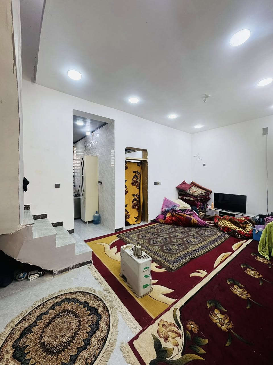 بيت للبيع مكانه نجف مجمع بيتي لثاني عله شارع 15 
مساحة 100 متر مربعه 
طابو صرف سند حر بسم راعيه 
يحتو عله غرفه وصاله وستقبال ومطبخ ومكشوفه وحمامات ثنين 
طابوك جمهوري صب كون كريت لسقف ولساس
سعره 85 وبي مجال 
استفسار 
***********
