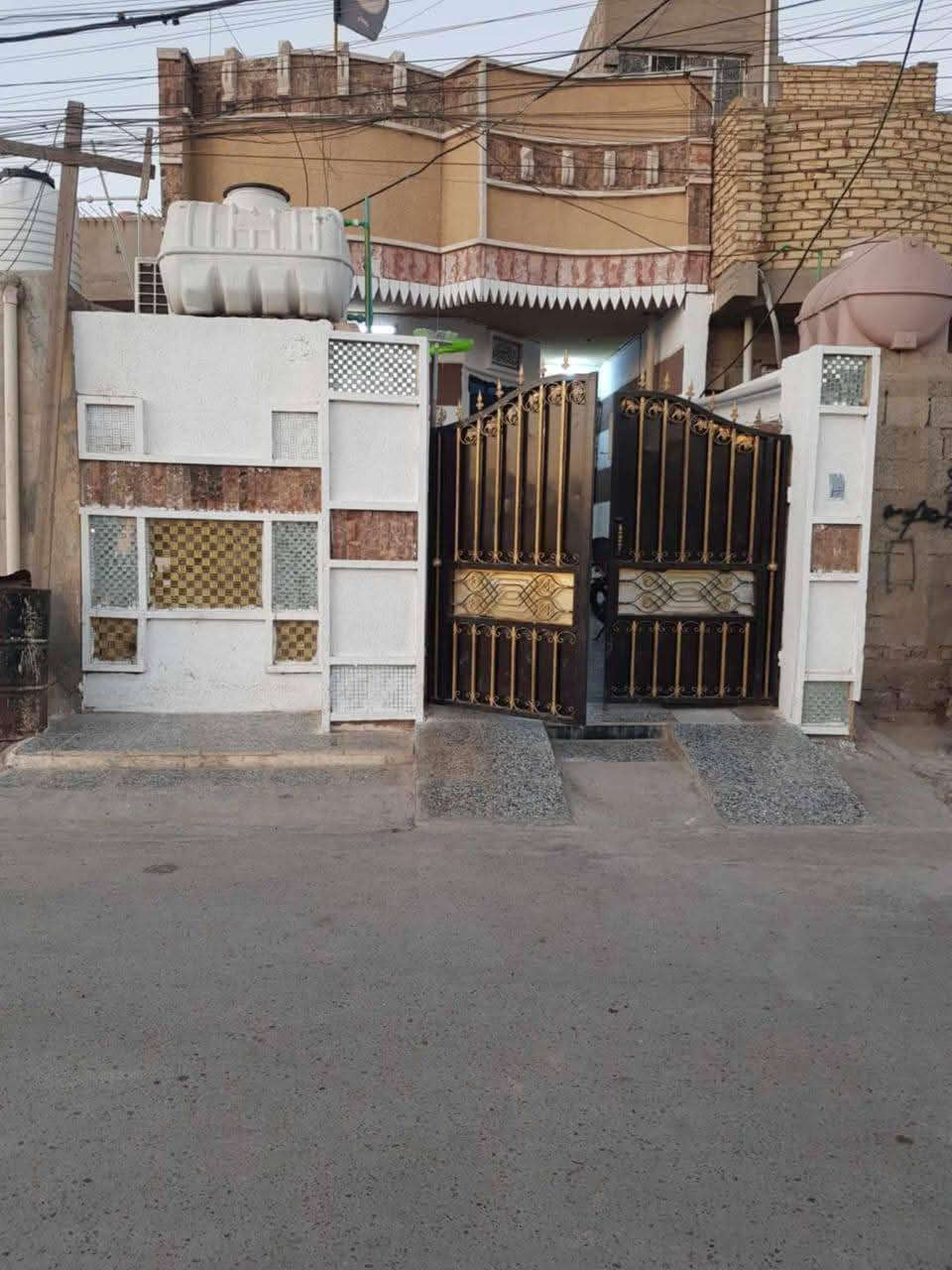 بيت البيع 👈مساحته 100 متر 👉 واجها 5 ونزال 20 👈قاط واحد 👉 👈البناء بلوك👉 غرفه نوم وستقبال ومطبخ داخل الحولي حمام داخلي تواليت خارجي ومنور وترك وره البيت كراج تدخل بي سياره مجاري ريسيه كهرباء ماي سحب جاهز البيت حته سطح مطبك شتايكر  👈 عقد زراعي 117👉 منطقه كامله👈 منطقت بوب الشام👉 👈بلزراعي مال بيت ضيفان👉 بول فرع بلزراعي والمو من المنطقه راح اوصفله العنوان بغداد منطقت بوب الشام صايره فوك صيطرت الشعب جاي من القوس ع يدك اليمنه مايرهم قصد ولا مقدمه حاضر فلوسه البيت👈 السعر 60👉 بي مجال قليل👉 واليريد يشوف البيت يدخل ع خاص ادزله مقطع فيديو مال البيت مصوره من خارج ومن داخل اتصال برقمي او خاص عادي بي وقت *********** 👈واتساب👉
