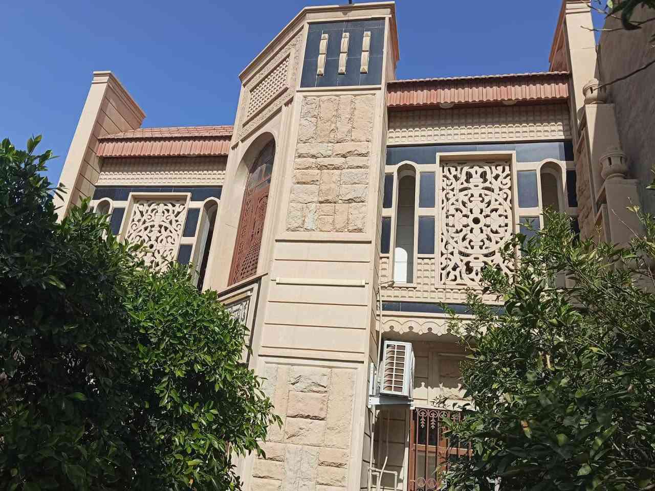 السلام عليكم 
دار للبيع في صلاح الدين ،،🏡🏠
تكريت  القادسيه حي الجمعيه 
قرب الغابات 🌳🌳
مساحه الدار 300 متر واجهه 10 نزال 30
عرض الشارع 20🌁
الدار طابقين الواجهه حجر 
الدار يتكون من 4 غرف نوم 
الموصل سحب مغربي
وصاله ومطبخ واستقبال 
صحيات عدد 3
وكراج وحديقه 
للستفسار اتصل برقم
*********** ابو ضحى
