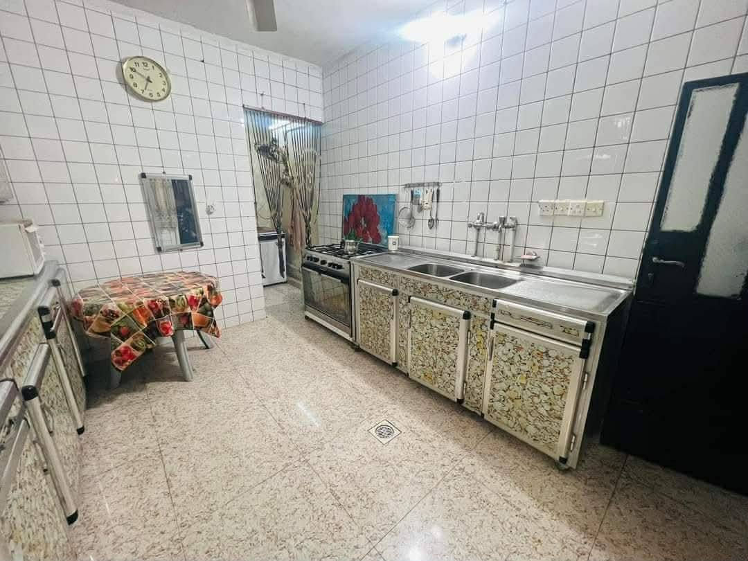 للبيع بيت  بحي الشرطة بالمربع الذهبي 

مساحة 200 متر 

واجهة 10 قبل مجمع راما بفرع 

طابقين بناء قديم 

اربع غرف نوم 

هول وستقبال 

صحيات بطابقين 

مطبخ بطابقين 

معزول الاول عن الثاني 

// للأستفسار  التواصل ***********
