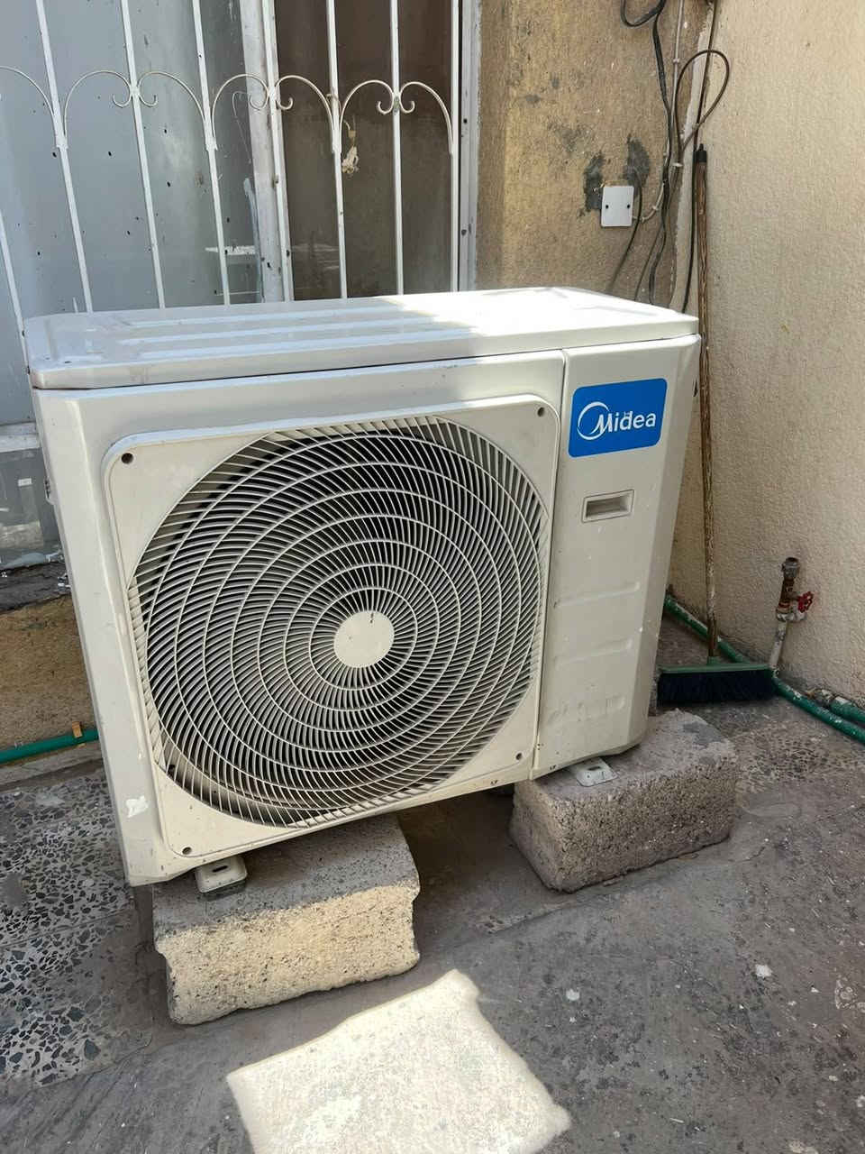 سلام عليكم سبلت للبيع نوع ميديا 3 طن حديث على وضع الشركة يوجد فيه عطل بسيط في كارت القطعه الخارجية السعر 600 الف. وبي مجال 
العنوان ديالى بعقوبه التحرير 
هاتف /***********
