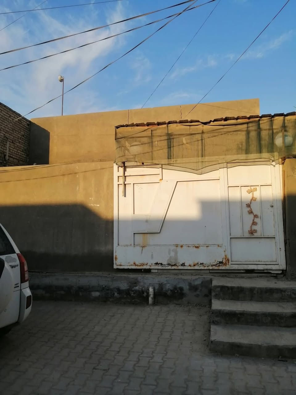 السلام عليكم للبيع      طابو صرف

الموقع:حي الحضارة خلف مديرية الشرطة مباشرة على الشارع الرئيسي

المواصفات: المساحة 200 متر طابو صرف الطابق الاول غرفتين نوم +استقبال ستة متر صالة ومطبخ  حمامين داخل مجموعة صحية  صحيات خارج مع كراج حديقة توجد غرفة نوم فوق مع البيتونة. ومكان جاهز لبناء غرفتين طابق ثاني 
 البيت على الشارع الرئيسي ويعتبر ركن لان امامه فرع الى شارع الدغارة العام

الاستفسار ستفسار ***********
***********
 او مراجعة مكتب بركات الزهراء للعقار والمقاولات العامه حي الزهراء قرب مصتوصف اذ ردت بيع عقار او بناء أو ترميم ما عليك فقط مراسلتنا 
مكتب بركات الزهراء
