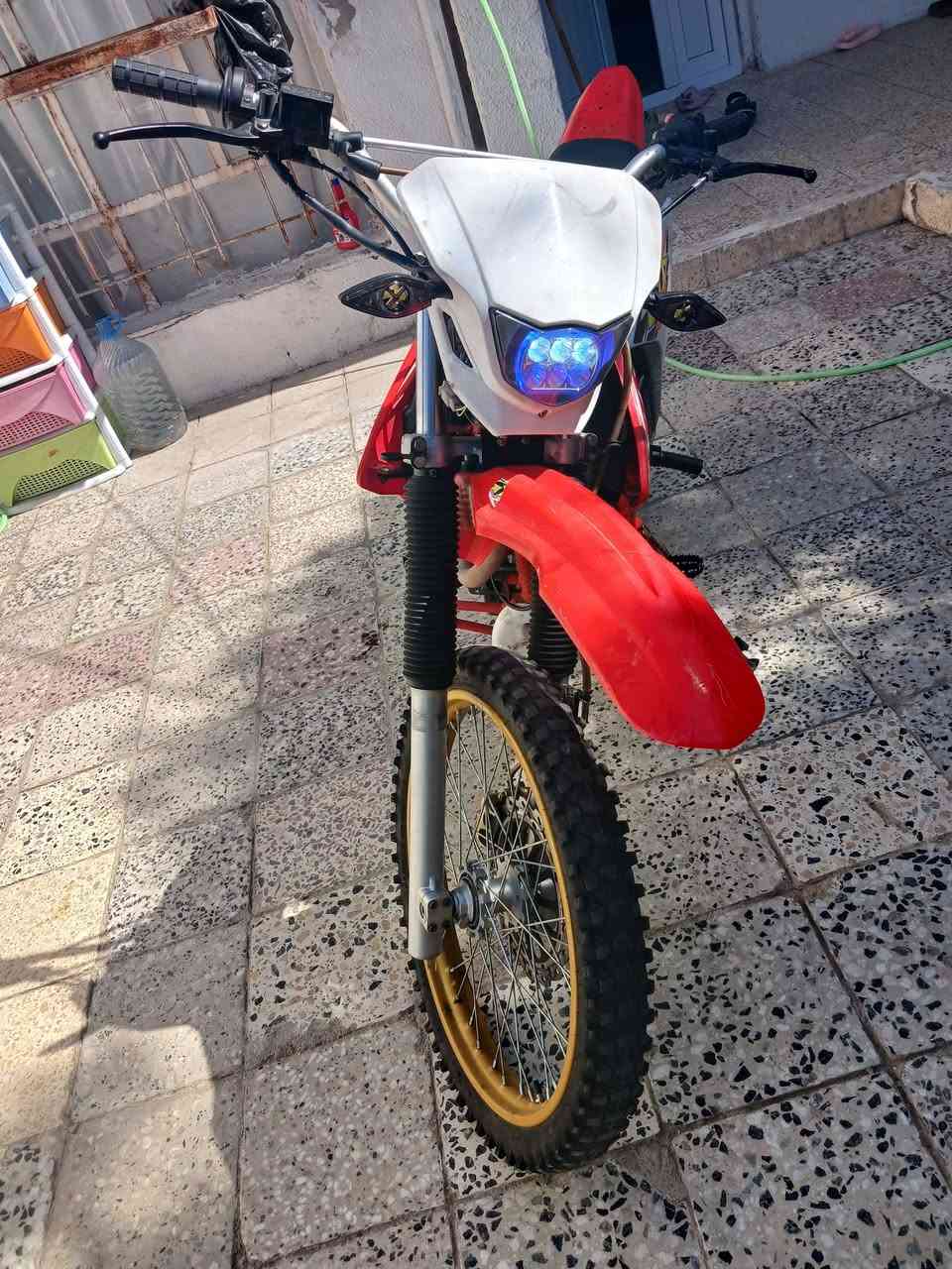 قفاز CXR مكينه 250CC دراجه لوك شبه جديد نظيفه سعرها الجديد 1250 دولار سعرها 450 دولار ومجال بسيط لايوجد منفيست بس عقد بيع للعلم هاي الدراجات بدون منفيس تواجد  اربيل للتواصل *********** / *********** واتساب
