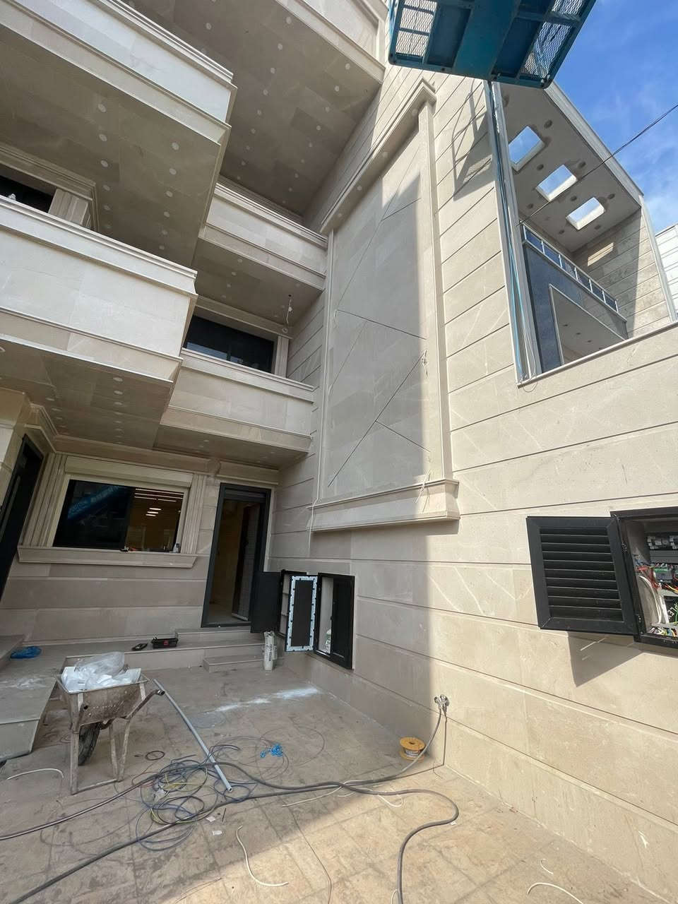 موقع الاعضميه   تم تغليف واجه بهياكل حديديه لحيم مرمر طبيعي سمك 2 س تنفيذ وإشراف ابو مصطفى  ***********
