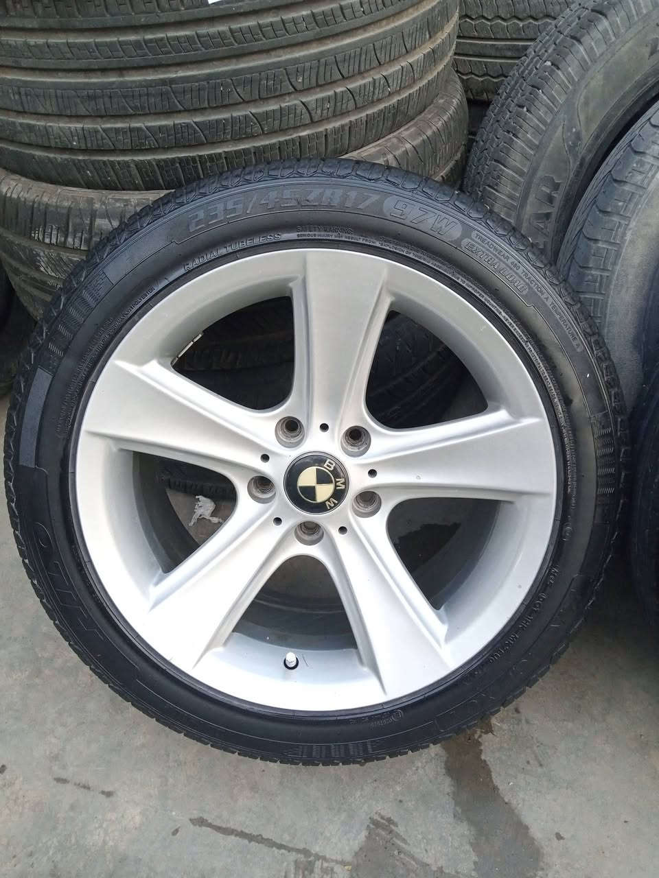 تاقم تایە ویلی هامان 17 دوو سایز بێ بۆیاخ 
بەشەرتی بێ لەرزین و بێ خواری بۆ گۆرینەوە
بە هەر وێلێ بێ کێشەم نیە لە سلێمانیم
***********
***********
