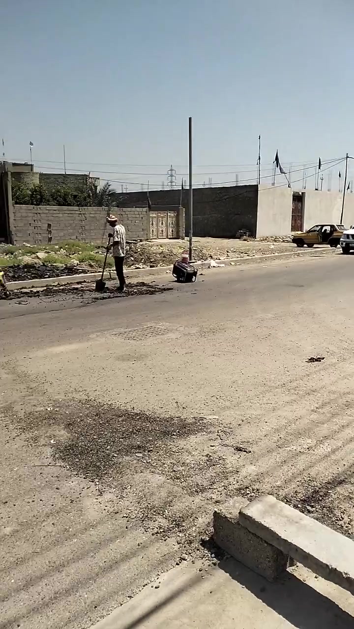 سلام عليكم بيت ركن ع ثلاث شوارع للبيع مساحة 275 سند 35 غرفتين نوم كراج يتسع سيارتين موقع بغداد جسر ديالئ القديم قرب سيطرة العريفية او قرب ملاعب  العيساوين يبعد عن طريق كوت او جرف نداف 5 دقايق ماء خطين تبليط كهرباء مجاي انترنيت سحب 
استقبل8×6
صالة9×4
مطبخ6×4
غرفة5×4
غرفة 5×6
حمامات داخلي وخارجي +ترك+ منور+حديقة خارجية
ملاحظه البيت يحتاج ارضية ول صاله و غرفتين مخمر فقط السعر 160 للجادين فقط الاتصال ***********
