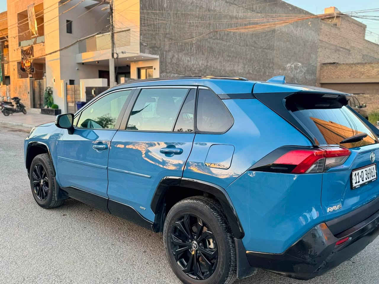 سيارةRAV4 موديل2023  أمريكي الحادث خلفي صور الحادث موجود داخل المنشور  فول مواصفات مصابيح LED أمامية.
* إضاءة نهارية LED.
* تشغيل بصمة (Push Start).
* دخول ذكي بدون مفتاح.
* مقعد السائق كهربائي بـ 8 وضعيات.
* شاشة 8 إنش.
* دعم لاسلكي لـ Apple CarPlay وAndroid Aut

* رادار أمامي مع نظام منع الاصطدام.
* مثبت سرعة راداري.
* المحافظة على المسار.
* تنبيه مغادرة المسار.
* مراقبة النقطة العمياء (Blind Spot).
* تنبيه حركة المرور الخلفية (Rear Cross Traffic Alert).
* كاميرا خلفية.
مكان السياره بغداد الحريه 
***********
السعر 240
