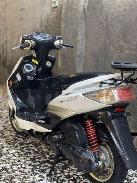 السلام عليكم 
سكنس فحل كوري 
دراجة كاملة ما بيهة اي نقص 
مصلح بيهة بس الكور 
فيت بم+بلك+فلتر شوتة كلهن جدد 
السعر 600 وبيهة مجال 
عنواني الحرية 
***********
