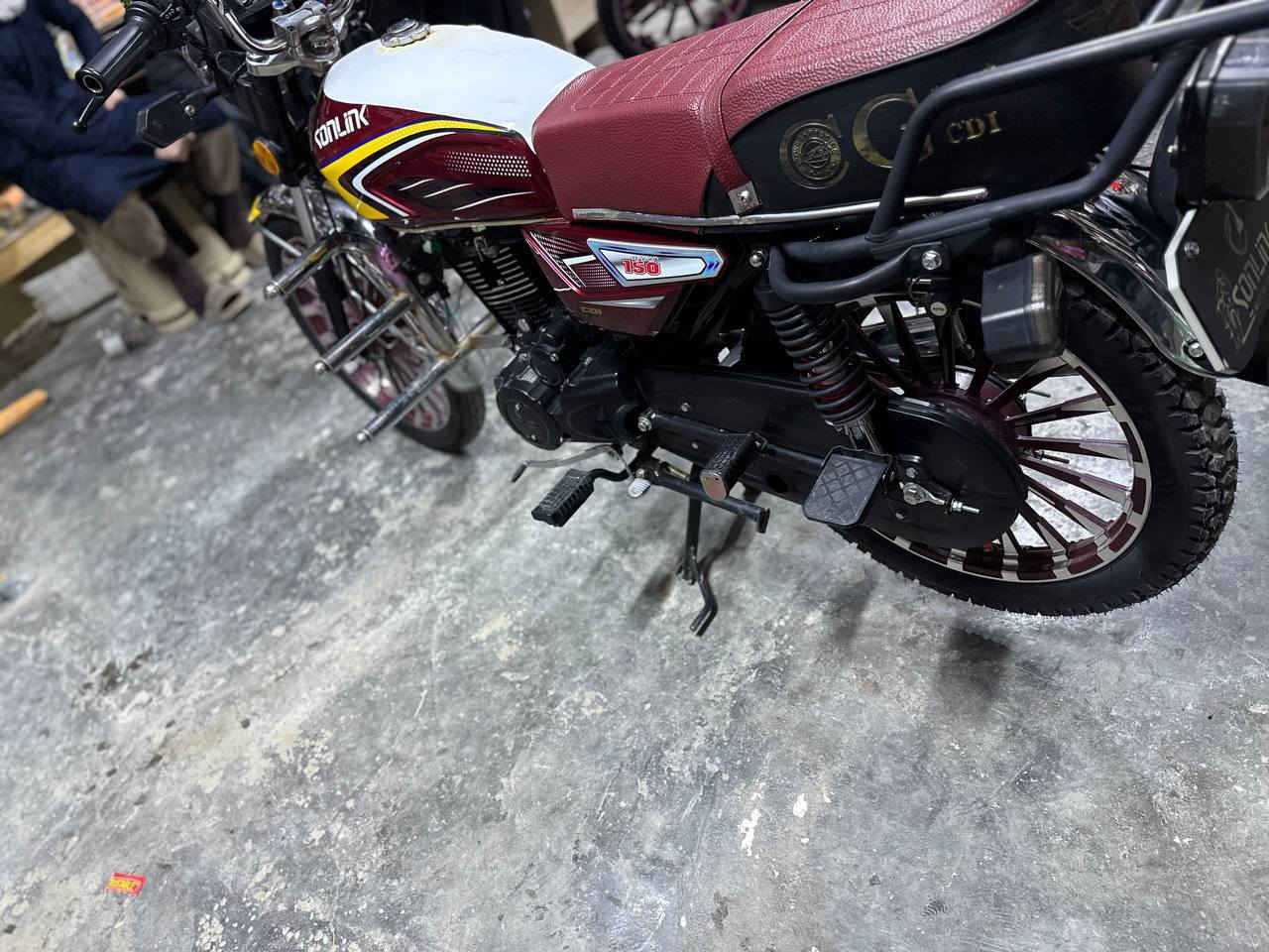 السلام عليكم دراجه ايراني للبيع2025 محرك200
بدون اوراق  
سعر الدراجه 850وبيها مجال
الرقم ***********
المو شراي لا يتصل 
المكان الحبانيه
