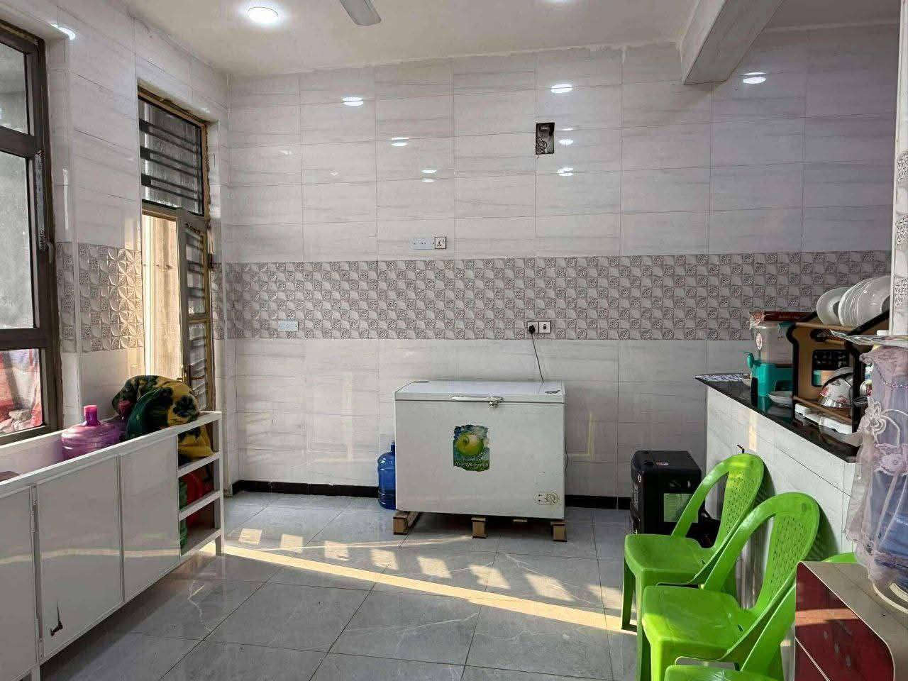 دار للبيع طابو زراعي سند 25 الموقع زوير الغربي قرب الملعب الخماسي المساحه 200متر مربع بناء حديث طابقين الارضي يتكون من صاله هول مطبخ حار وبارد وغرفتين نوم الطابق الثاني 3غرف نوم وهول مجمع صحيات عدد3 وكراج سياره للاستفسار مكتب النبل للعقار والبناء والهندسه *********** واتساب ***********
