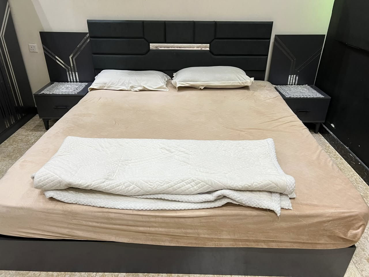 الحالة: نظيفة جدًا – استعمال خفيف

السعر: 550 ألف

المكان: بغداد

الغرفة بحالة ممتازة جداً 

للتواصل ***********

ا
