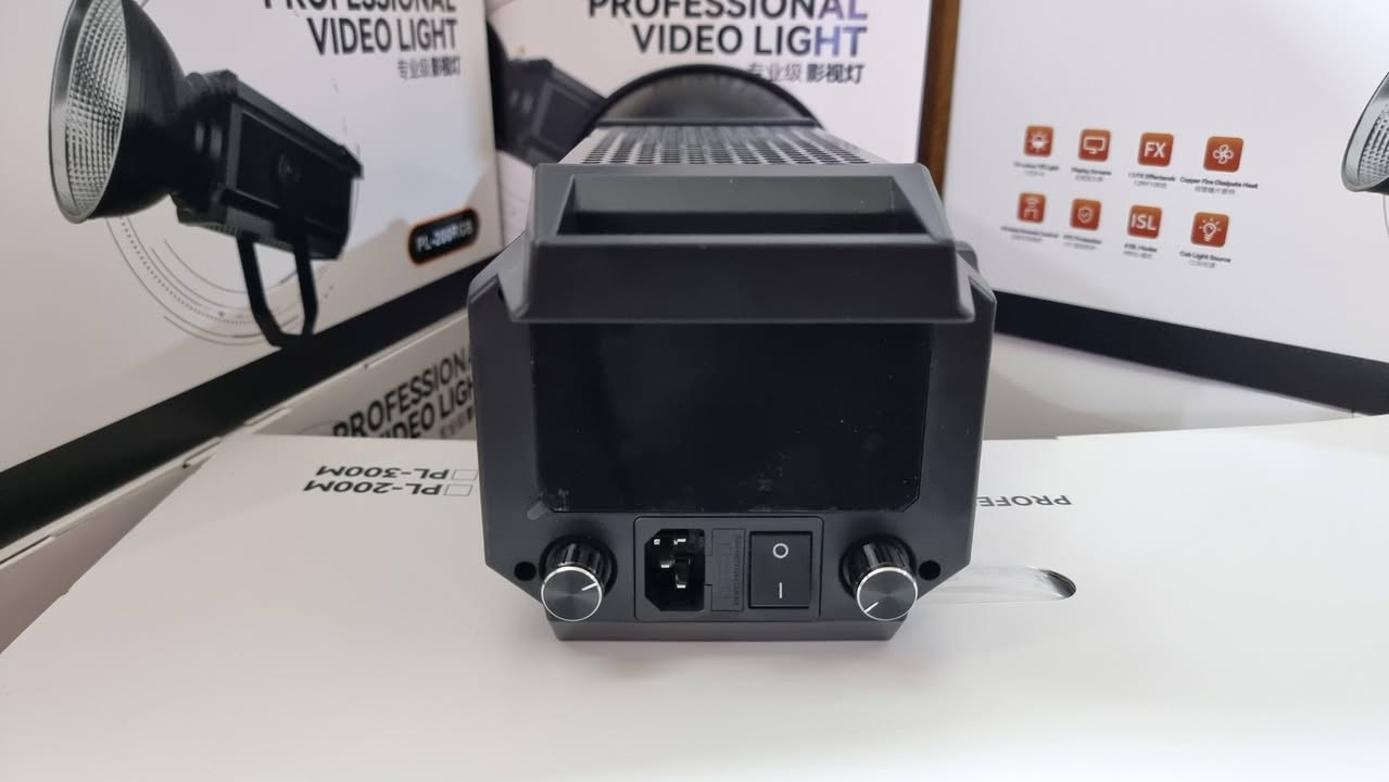 السعر 200 الف 
اضاءة فديو  مستمرة 200 واط RGB  من شركة YSKE
باي كلر شمسي ابيض ثلجي  تحكم كلفن تحكم بقوة الاضاءة 
شاشة كبيرة فانات تبريد عدد ٢ صامت  تحكم تطبيق موبايل جديد متوفر توصيل


**إذا كنت صاحب هذا الإعلان وتريد حذفه لأي سبب، رجاءا أرسل رسالة إلى الدعم الفني**