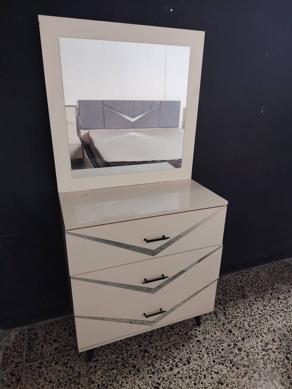 غرفه نفرين ٥قطع لبيع العنوان سرجنار شارع ابو سناء مجاور فندق برج الحياة رقم موبايل *********** وتساب
