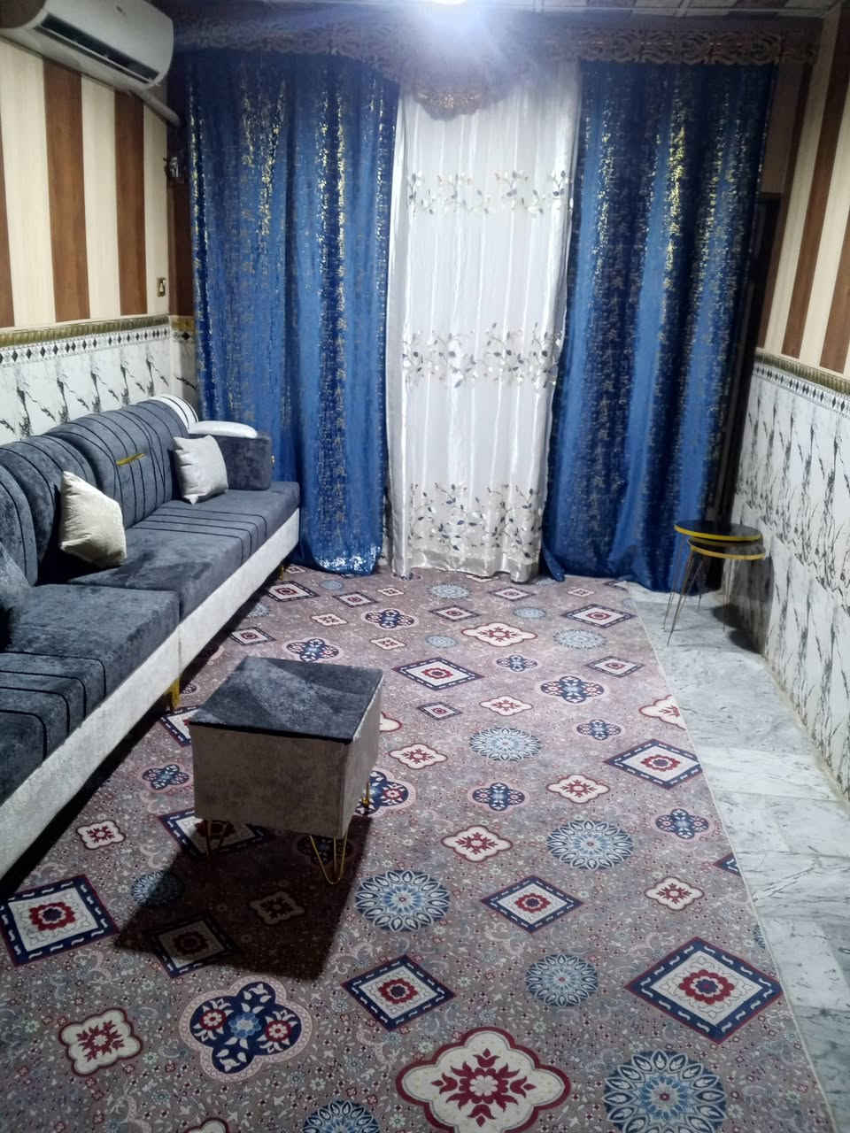 سلام عليكم للبيع بيت 100متر بل طابقبن شعب الزراعي مال ابوحكيم يحتوي على طرمه وستقبال وصاله وغرفه نوم ولطابق الثاني يحتوي على غرفتين نوم اوصاله سعر البيت 160مليون اوبي مجال رقم *********** ادمن تحياتي🥰
