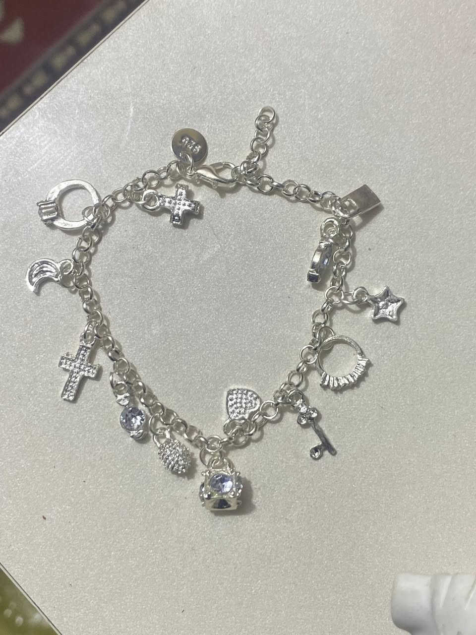 السلام عليكم 🫡 

سوار فضه باله 
نطوني سعر وبلعافيه


**إذا كنت صاحب هذا الإعلان وتريد حذفه لأي سبب، رجاءا أرسل رسالة إلى الدعم الفني**