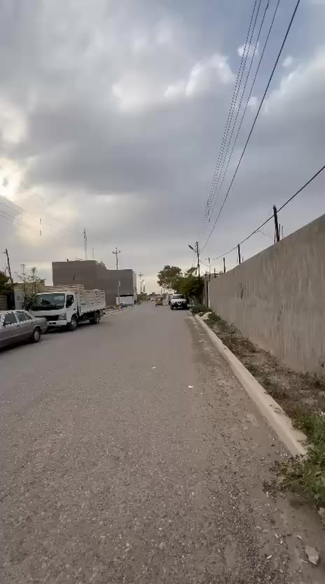 السلام عليكم قطعة ارض للبيع مساحة 100متر وجه5نزال20 شارع الضباط مقابيل الباب الثاني القطعه صايره بالبدايه ملك صرف زراعي خدمات كامله كهرباء ماء مجاري  اناره ***********
