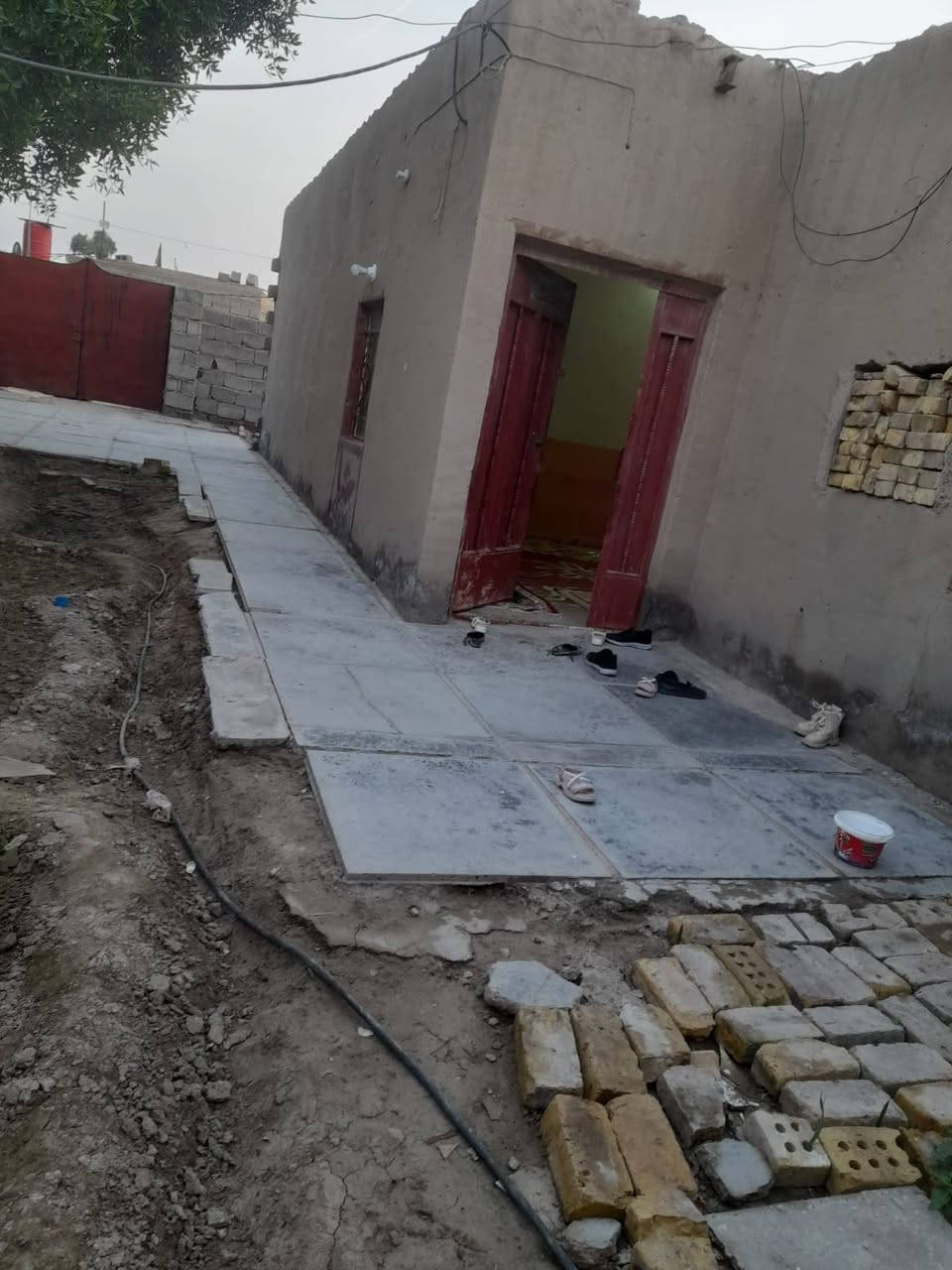 بيت زراعي  حي المنتظر الثاني خلف اعدادية الزراعة المساحة 260 متر يتكون من غرفتين مساحة كل غرفة ( 4.5 * 5 ) متر صالة ( 4 * 7 ) متر
مطبخ ( 4*4 ) متر
حديقة امام البيت صحيات خارجية وداخلية بناء بلوك وسقف عگادة موبايل 
***********
