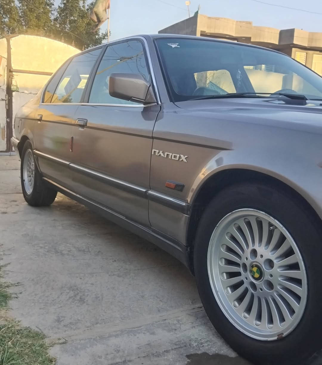 السلام عليكم بي ام موديل 89 سياره جاهزه مكينه كير حداديه اكسن تخم تاير غرفه جديده رقم كربلاء نكيليزي سنويه 30 مداور ثاني يوم  حجم 735. السعر 50 وبيه مجال مكان حله رقم الجوال.  (***********)
