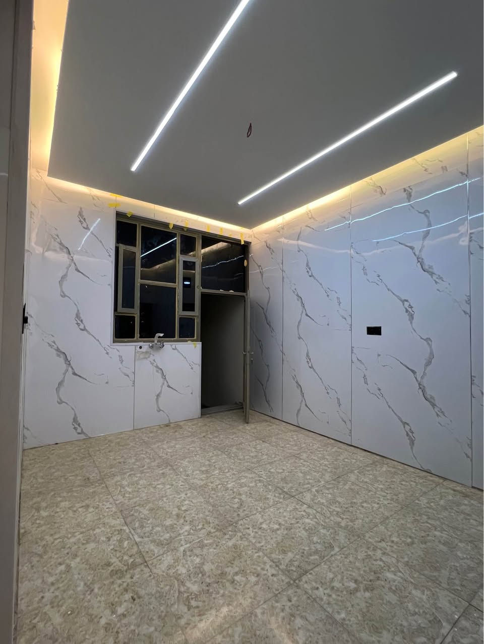 منزل للبيع المساحة 180م طابو زراعي 📄 تسليم مفتاح 🔑 
بناء حديث ( يحتوي على غرف منام عدد 2 / وصاله واستقبال ومطبخ وصحيات داخلية وخارجية وكراج 
في البصرة _ الصالحية _ قرب سنتر الصالحية _ على شارع تبليط 10م يبعد مسافه 150م عن الشارع الرئيسي 
السعر 155 مليون وبي مجال للشراي 
للتوآصل : *********** : *********** البصرة, العراق
