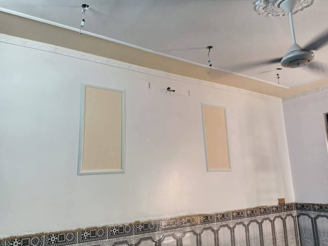 ملّيت من حايط بيتك؟
صباغ منازل، شغل مرتب 
معجون، صبغ، عزل رطوبة، شبابيك  
موعد مضبوط وسعر يرضيك  
متوفر  واتساب: ***********
