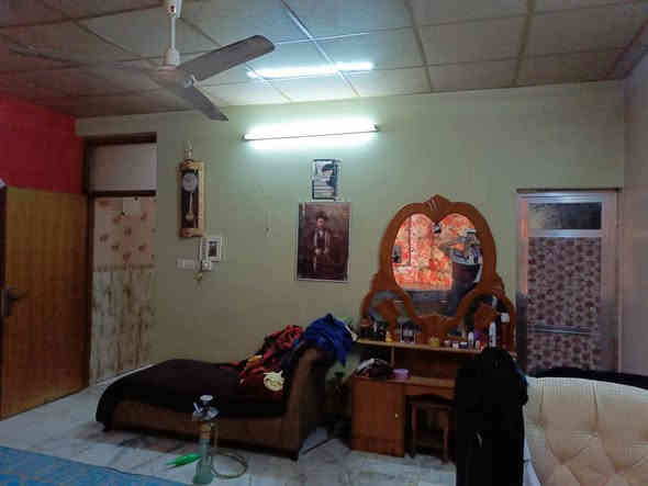 س ع أخوتي الأفاضل بيت للبيع 130متر جبهة5ونصنزال 23ونص حي أور قرب جامع عمار بن ياسر وحسينية المصطفى مجاور أنشائية قيس النجار
يتكون الطابق الأول
 كراج تواليت خارجي
و أستقبال مع ممر (مدخل)
صالة (مطبخ مع صعدة درج)
هول أستراحة (جلسة عائلية )
منور عدد ٢ وغرفة نوم (نظام سويت)
الطابق الثاني 
غرفة نوم عدد٣
غرفة أمامية (نظام سويت) 
صالة
عدد الصحيات(الحمامات) الكلية ٦عدد
البناء صب مسلح عالي عن الشارع ب٣بايات أرتفاع السقف ٣متر و٣٠سنتمتر
بناء حديث 2018
كامل مواصفات التواصل أما خاص إما على الأرقام التالية *********** تحياتي
