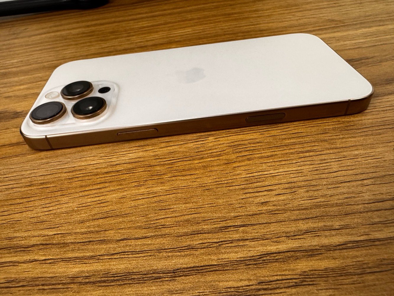 للبيع آيفون 16 برو ماكس (iPhone 16 Pro Max)
 اللون: ذهبي (Gold).
 المساحة: 256 جيجابايت.
 صحة البطارية: 97%.
 الضمان: الجهاز داخل ضمان ماستر.
 الحالة الفنية: الجهاز بحالة الوكالة، لم يسبق له الدخول لأي صيانة (شرط الفحص).
 الحالة الخارجية: الشاصي نظيف جداً ومضمون من أي شخط أو خدش، استعمال راقي جداً.
 السعر: 1,500,000 دينار عراقي (وبيه مجال للطيبين).
 المكان: بغداد.
 للتواصل: ***********.
الجهاز أخو الجديد، جاهز للاستخدام المباشر. للمهتمين بالشراء يرجى الاتصال أو المراسلة.