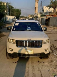 جيب لاريدو موديل 2011 نضيفه سياره امريكي كلين بدون حادث بس هنا بيه صبغ...