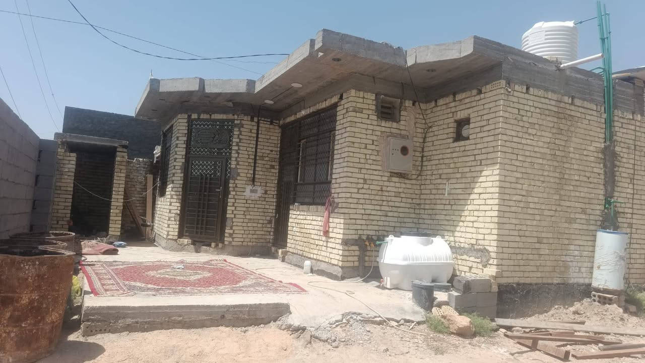 من رخصت الادمن يوجد البيت البيع غرفتين وصاله ومطبخ وستقبال وصحيات المساحه 400 طابو زراعي سند25 خدمات كامله العلكايه كهرباء ومياه وخط مولد وخط الانترنيت ضوئي ***********

